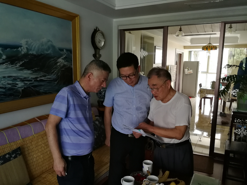 看望慰问退休省管干部易国杰1.jpg